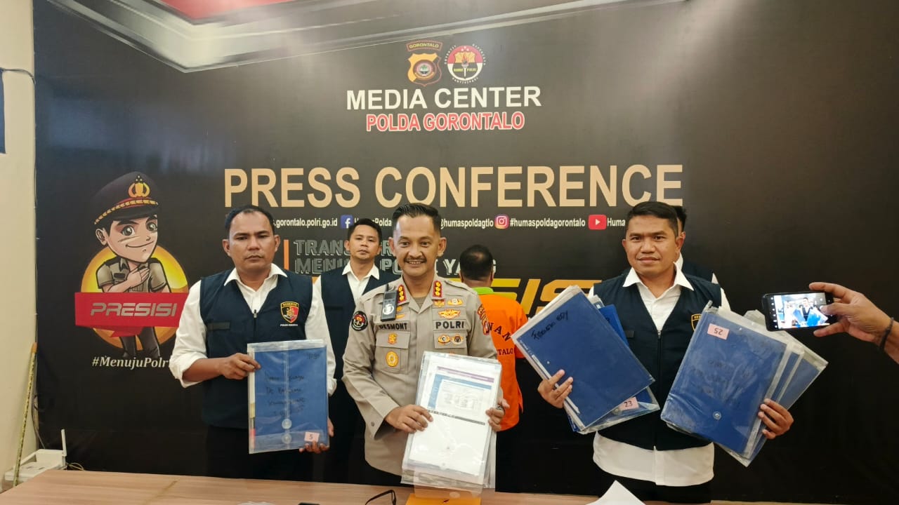 Kabid Humas Polda didampingi pihak Ditreskrimsus Polda Gorontalo saat memperlihatkan barang bukti kasus Tipikor dihadapan awak media. Senin, (7/7/2025).