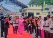 Kombes Pol Suryono Disambut Tradisi Pedang Pora Oleh Personel Polresta Gorontalo