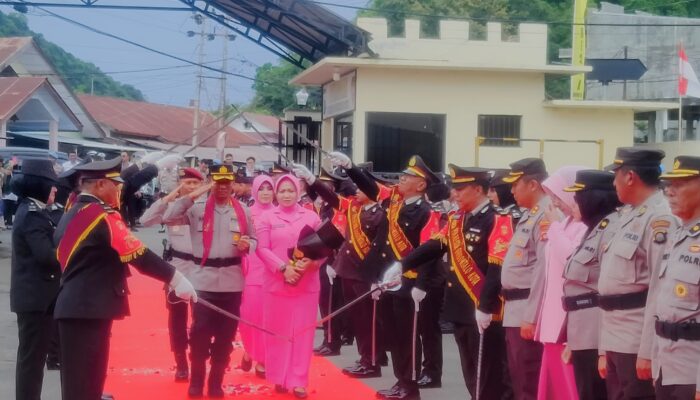 Kombes Pol Suryono Disambut Tradisi Pedang Pora Oleh Personel Polresta Gorontalo