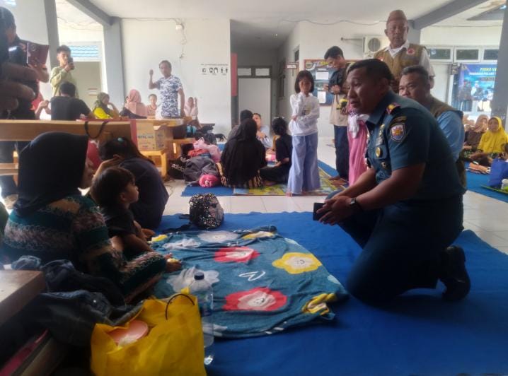 Danlanal Gorontalo Hanny Chandra saat memberikan himbauan kepada pengungsi. Rabu, (30/7/2025). (Fazri/Ulanda.id)