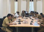 Bupati Ismet Mile didampingi Wabup Risman Tolingguhu dan Sekda Iwan Mustapa saat memimpin rapat rutin bersama seluruh pimpinan Organisasi Perangkat Daerah (OPD) hingga Camat, di Ruang Rapat Bupati, Senin (28/7/2025). (Foto Indra/Diskominfo)