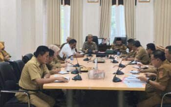Bupati Ismet Mile didampingi Wabup Risman Tolingguhu dan Sekda Iwan Mustapa saat memimpin rapat rutin bersama seluruh pimpinan Organisasi Perangkat Daerah (OPD) hingga Camat, di Ruang Rapat Bupati, Senin (28/7/2025). (Foto Indra/Diskominfo)