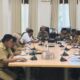 Bupati Ismet Mile didampingi Wabup Risman Tolingguhu dan Sekda Iwan Mustapa saat memimpin rapat rutin bersama seluruh pimpinan Organisasi Perangkat Daerah (OPD) hingga Camat, di Ruang Rapat Bupati, Senin (28/7/2025). (Foto Indra/Diskominfo)