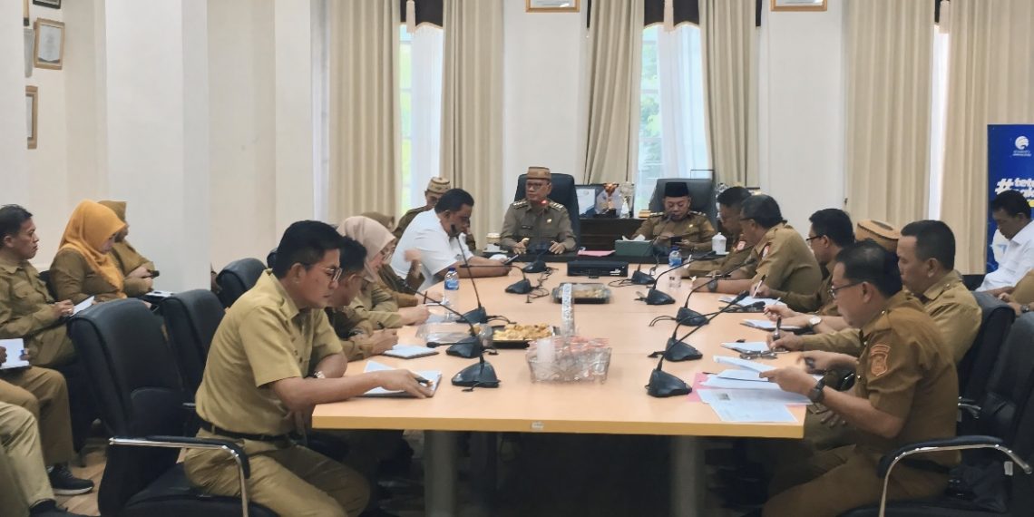 Bupati Ismet Mile didampingi Wabup Risman Tolingguhu dan Sekda Iwan Mustapa saat memimpin rapat rutin bersama seluruh pimpinan Organisasi Perangkat Daerah (OPD) hingga Camat, di Ruang Rapat Bupati, Senin (28/7/2025). (Foto Indra/Diskominfo)