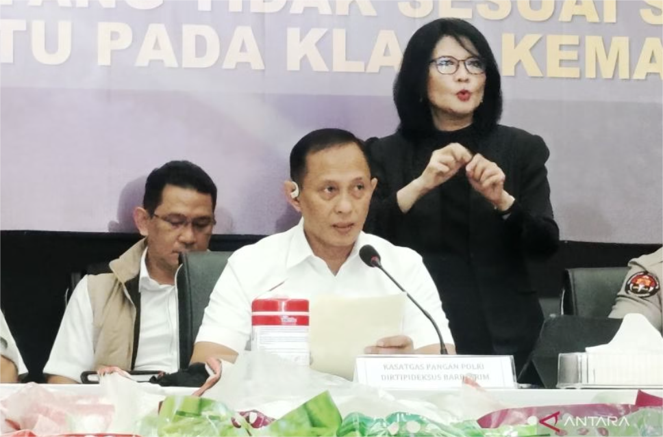 Kasatgas Pangan Polri sekaligus Dirtipideksus Bareskrim Polri Brigjen Pol. Helfi Assegaf berbicara dalam konferensi pers di Gedung Bareskrim Polri, Jakarta, Kamis (24/7/2025). (ANTARA/Nadia Putri Rahmani)