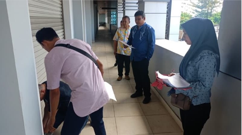 Dinas Perdagangan dan Perindustrian (Perdagin) Kota Gorontalo melakukan penertiban kios di Pasar Sentral, Jumat (18/7/2025) Foto: Dok.Ist