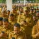 Ilustrasi Ai-Ratusan Pegawai saat menatap layar handphone/Ulanda.id