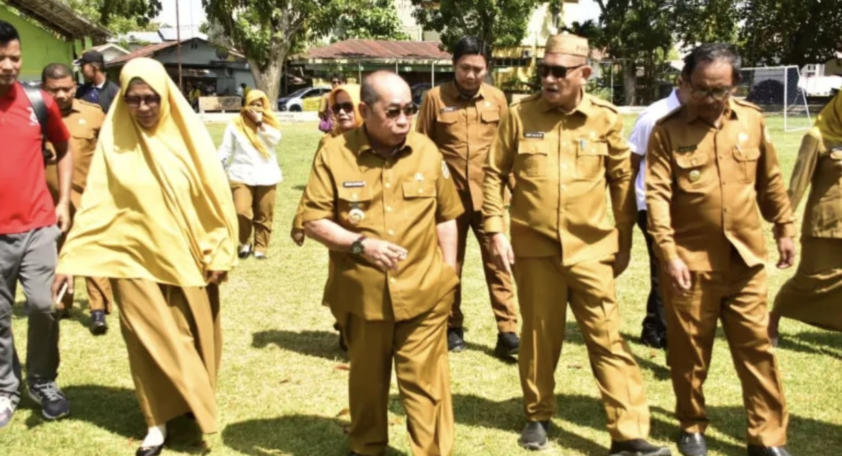 Wali Kota Gorontalo, Adhan Dambea mengunjungi Lapangan 11 Maret, Kelurahan Buladu, Kecamatan Kota Barat. (Foto: Humas Pemkot Gorontalo)