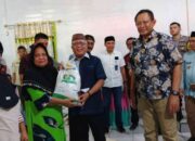 Bupati Gorontalo, Sofyan Puhi menyerahkan bantuan beras kepada masyarakat saat kegiatan penyaluran bantuan beras Cadangan Pangan Pemerintah (CPP) pada Jumat, 25 Juli 2025,(foto Humas Pemkab Gorontalo).