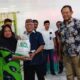 Bupati Gorontalo, Sofyan Puhi menyerahkan bantuan beras kepada masyarakat saat kegiatan penyaluran bantuan beras Cadangan Pangan Pemerintah (CPP) pada Jumat, 25 Juli 2025,(foto Humas Pemkab Gorontalo).