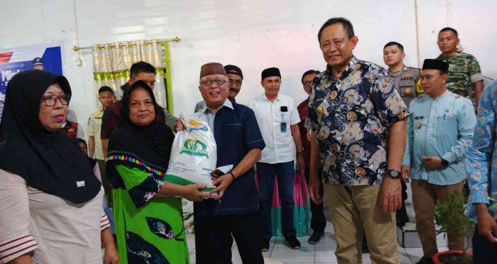 Bupati Gorontalo, Sofyan Puhi menyerahkan bantuan beras kepada masyarakat saat kegiatan penyaluran bantuan beras Cadangan Pangan Pemerintah (CPP) pada Jumat, 25 Juli 2025,(foto Humas Pemkab Gorontalo).