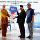 Penyerahan secara simbolis kunci mobil oleh pihak BTN kepada Wali Kota Adhan Dambea, Sabtu, 26/7 (Foto: Humas Pemkot)