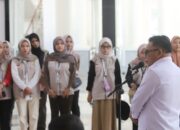 Wabup Risman Tolingguhu saat melepas ratusan mahasiswa KKP Universitas Gorontalo di Lobby Kantor Bupati, Rabu (30/7/2025). (F.Yudi/Prokopim)