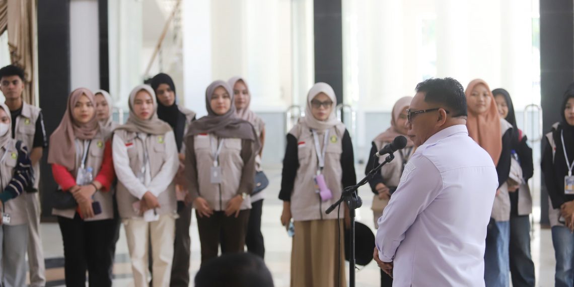 Wabup Risman Tolingguhu saat melepas ratusan mahasiswa KKP Universitas Gorontalo di Lobby Kantor Bupati, Rabu (30/7/2025). (F.Yudi/Prokopim)
