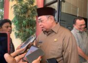 Wali Kota Gorontalo, Adhan Dambea saat diwawancarai media usai mengikuti sidang paripurna pengesahan Ranperda Pertanggungjawaban APBD Tahun 2024 dan Ranperda Perubahan APBD Tahun 2025, Senin (28/7/2025). (Foto: Ist/Ulanda.id)