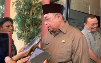 Wali Kota Gorontalo, Adhan Dambea saat diwawancarai media usai mengikuti sidang paripurna pengesahan Ranperda Pertanggungjawaban APBD Tahun 2024 dan Ranperda Perubahan APBD Tahun 2025, Senin (28/7/2025). (Foto: Ist/Ulanda.id)