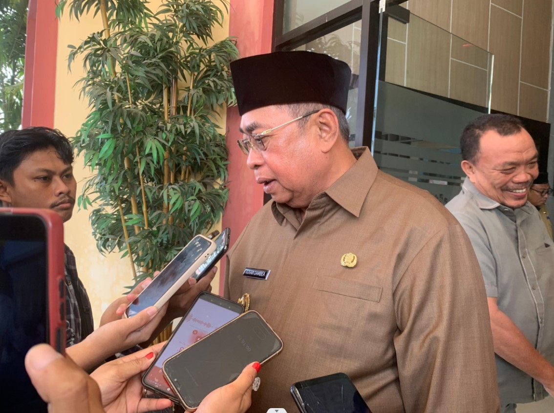 Wali Kota Gorontalo, Adhan Dambea saat diwawancarai media usai mengikuti sidang paripurna pengesahan Ranperda Pertanggungjawaban APBD Tahun 2024 dan Ranperda Perubahan APBD Tahun 2025, Senin (28/7/2025). (Foto: Ist/Ulanda.id)