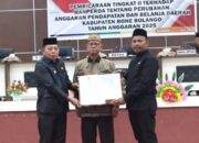 Bupati Ismet Mile bersama Wakil Bupati Risman Tolingguhu dan Ketua DPRD Faisal Yunus saat Rapat Paripurna DPRD Bone Bolango dalam rangka Pembicaraan Tingkat II Terhadap Ranperda Tentang Perubahan APBD Tahun Anggaran 2025 di Ruang Sidang Paripurna DPRD, Jumat (25/7/2025). (F.AKP/Humas Diskominfo)