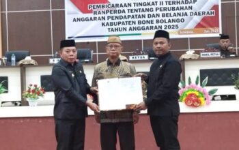 Bupati Ismet Mile bersama Wakil Bupati Risman Tolingguhu dan Ketua DPRD Faisal Yunus saat Rapat Paripurna DPRD Bone Bolango dalam rangka Pembicaraan Tingkat II Terhadap Ranperda Tentang Perubahan APBD Tahun Anggaran 2025 di Ruang Sidang Paripurna DPRD, Jumat (25/7/2025). (F.AKP/Humas Diskominfo)