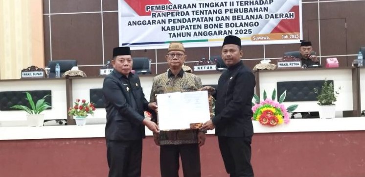 Bupati Ismet Mile bersama Wakil Bupati Risman Tolingguhu dan Ketua DPRD Faisal Yunus saat Rapat Paripurna DPRD Bone Bolango dalam rangka Pembicaraan Tingkat II Terhadap Ranperda Tentang Perubahan APBD Tahun Anggaran 2025 di Ruang Sidang Paripurna DPRD, Jumat (25/7/2025). (F.AKP/Humas Diskominfo)