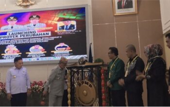 Bupati Ismet Mile didampingi Wabup Risman Tolingguhu saat melaunching Proyek Perubahan Peserta PKN II Angkatan VI Tahun 2025 di Aula BPMP Provinsi Gorontalo, Rabu (30/7/2025). (F. Indra/Diskominfo)