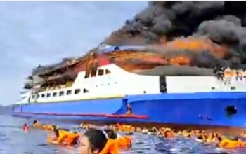 Foto : tangkapan layar. Kapal Barcelona V Terbakar. Minggu, 20/7