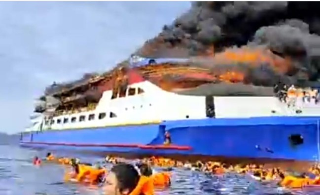 Foto : tangkapan layar. Kapal Barcelona V Terbakar. Minggu, 20/7