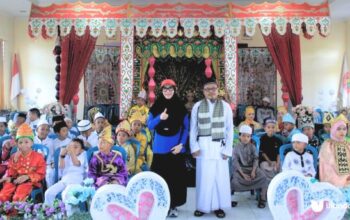 dr. Sri Darsianti Tuna saat membuka kegiatan sunatan dan pembeatan massal, Minggu, 6/7 (foto.IstRoland)