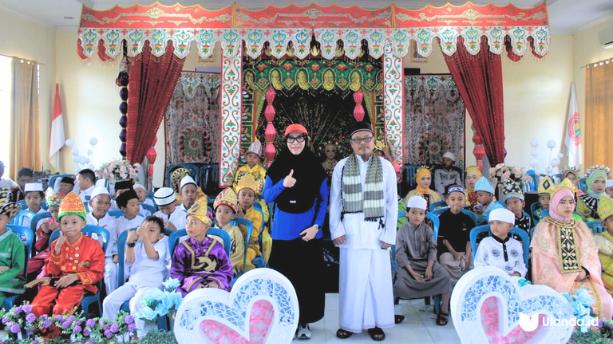 dr. Sri Darsianti Tuna saat membuka kegiatan sunatan dan pembeatan massal, Minggu, 6/7 (foto.IstRoland)