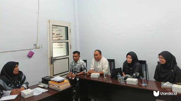 Ketua APKS PGRI Sulteng, Nova Herlina saat memimpin rapat kerja, Rabu (2/7/2025).
