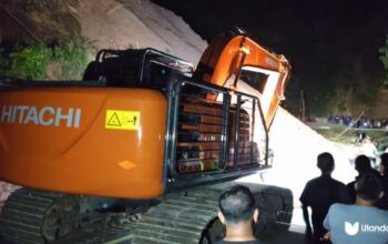Balai Pelaksana Jalan Nasional (BPJN) Gorontalo mengerahkan satu unit alat berat jenis ekskavator pada pukul 22.30 WITA untuk mempercepat proses pembersihan jalur utama. (Fhoto.ist/Ulanda.id)