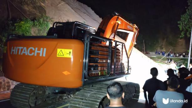Balai Pelaksana Jalan Nasional (BPJN) Gorontalo mengerahkan satu unit alat berat jenis ekskavator pada pukul 22.30 WITA untuk mempercepat proses pembersihan jalur utama. (Fhoto.ist/Ulanda.id)