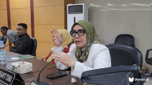 Anggota Komisi IV DPRD Provinsi Gorontalo, dr. Sri Darsianti saat Rapat gabungan Komisi I dan Komisi IV DPRD Provinsi Gorontalo bersama Dinas Pendidikan Kebudayaan Provinsi Gorontalo,(foto: istimewa)