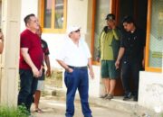 Wali Kota Adhan Dambea saat melihat langsung kerusakan kantor satpol PP akibat penyerangan yang diduga dilakukan oleh oknum anggota polisi, Minggu, 6/7 (foto.Ist)
