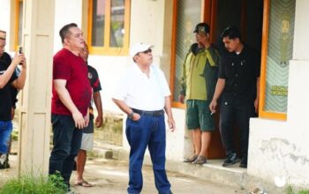 Wali Kota Adhan Dambea saat melihat langsung kerusakan kantor satpol PP akibat penyerangan yang diduga dilakukan oleh oknum anggota polisi, Minggu, 6/7 (foto.Ist)
