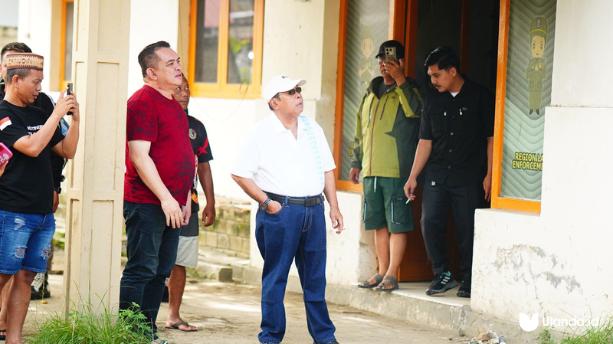 Wali Kota Adhan Dambea saat melihat langsung kerusakan kantor satpol PP akibat penyerangan yang diduga dilakukan oleh oknum anggota polisi, Minggu, 6/7 (foto.Ist)
