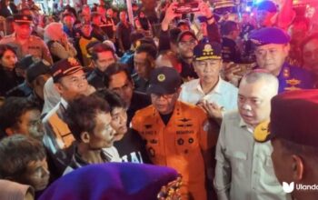 Menteri Perhubungan Dudy Purwagandhi didampingi Kapolda Jatim Irjen Pol Nanang Avianto saat menyerahkan jenazah korban kecelakaan laut KMP Tunu Pratama Jaya yang meninggal di Pelabuhan Ketapang Banyuwangi, Kamis (3/7/2025) malam.