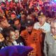 Menteri Perhubungan Dudy Purwagandhi didampingi Kapolda Jatim Irjen Pol Nanang Avianto saat menyerahkan jenazah korban kecelakaan laut KMP Tunu Pratama Jaya yang meninggal di Pelabuhan Ketapang Banyuwangi, Kamis (3/7/2025) malam.