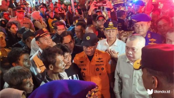 Menteri Perhubungan Dudy Purwagandhi didampingi Kapolda Jatim Irjen Pol Nanang Avianto saat menyerahkan jenazah korban kecelakaan laut KMP Tunu Pratama Jaya yang meninggal di Pelabuhan Ketapang Banyuwangi, Kamis (3/7/2025) malam.