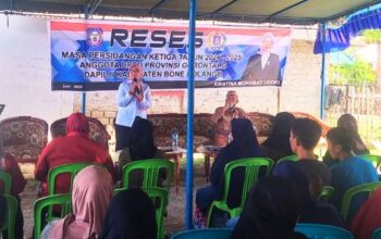 Reses anggota dprd Femmy Udoki di desa botubarani, selasa, 1/07. (foto: dok. Ulanda.id)
