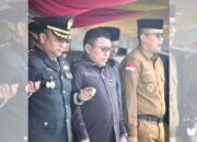 Ketua Dprd Boalemo Hi. Karyawan Putra Eka Noho (tengah) saat hadiri upacara Hut bhayangkara. di halaman Mapolres Boalemo pada Selasa 1 Juli 2015