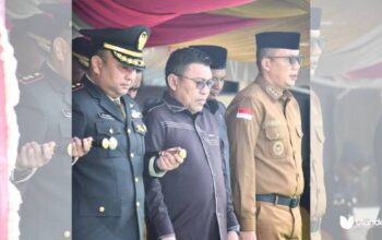 Ketua Dprd Boalemo Hi. Karyawan Putra Eka Noho (tengah) saat hadiri upacara Hut bhayangkara. di halaman Mapolres Boalemo pada Selasa 1 Juli 2015
