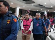 Lemas, eks Direktur Utama PT Pertamina Patra Niaga (PPN) Alfian Nasution (AN) menggunakan rompi tersangka Kejagung, di Gedung Bundar, Jakarta Selatan, Kamis (10/7/2025). Foto intime.