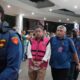 Lemas, eks Direktur Utama PT Pertamina Patra Niaga (PPN) Alfian Nasution (AN) menggunakan rompi tersangka Kejagung, di Gedung Bundar, Jakarta Selatan, Kamis (10/7/2025). Foto intime.