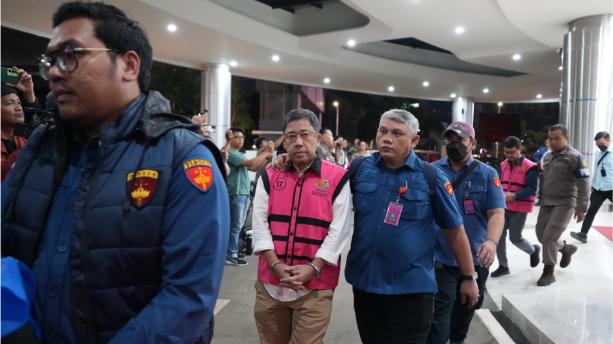 Lemas, eks Direktur Utama PT Pertamina Patra Niaga (PPN) Alfian Nasution (AN) menggunakan rompi tersangka Kejagung, di Gedung Bundar, Jakarta Selatan, Kamis (10/7/2025). Foto intime.