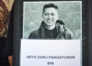 Kasus kematian diplomat muda ahli Kementerian Luar Negeri (Kemlu) Arya Daru Pangayunan alias ADP (39) dengan kondisi muka tertutup lakban di kamar kos daerah Gondangdia, Menteng, Jakarta Pusat masih menjadi tanda tanya. (CNN Indonesia/Tunggul)