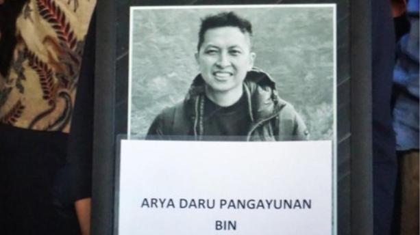 Kasus kematian diplomat muda ahli Kementerian Luar Negeri (Kemlu) Arya Daru Pangayunan alias ADP (39) dengan kondisi muka tertutup lakban di kamar kos daerah Gondangdia, Menteng, Jakarta Pusat masih menjadi tanda tanya. (CNN Indonesia/Tunggul)