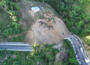 Akses jalan utama penghubung antara Gorontalo dan Sulawesi Utara di Desa Olele, Kecamatan Kabila Bone, Kabupaten Bone Bolango, tertutup total akibat longsor yang terjadi pada Kamis (3/7/2025). foto.Ist