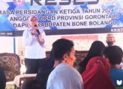 Femmy Udoki saat reses masa sidang ketiga dprd 2024 - 2025 di desa botubarani, kabila bone, selasa, 1/07 (foto: dok. Ulanda.id)