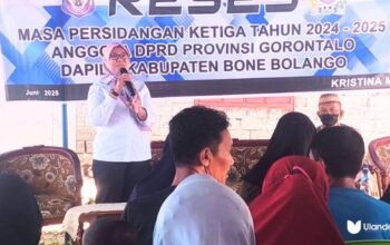 Femmy Udoki saat reses masa sidang ketiga dprd 2024 - 2025 di desa botubarani, kabila bone, selasa, 1/07 (foto: dok. Ulanda.id)